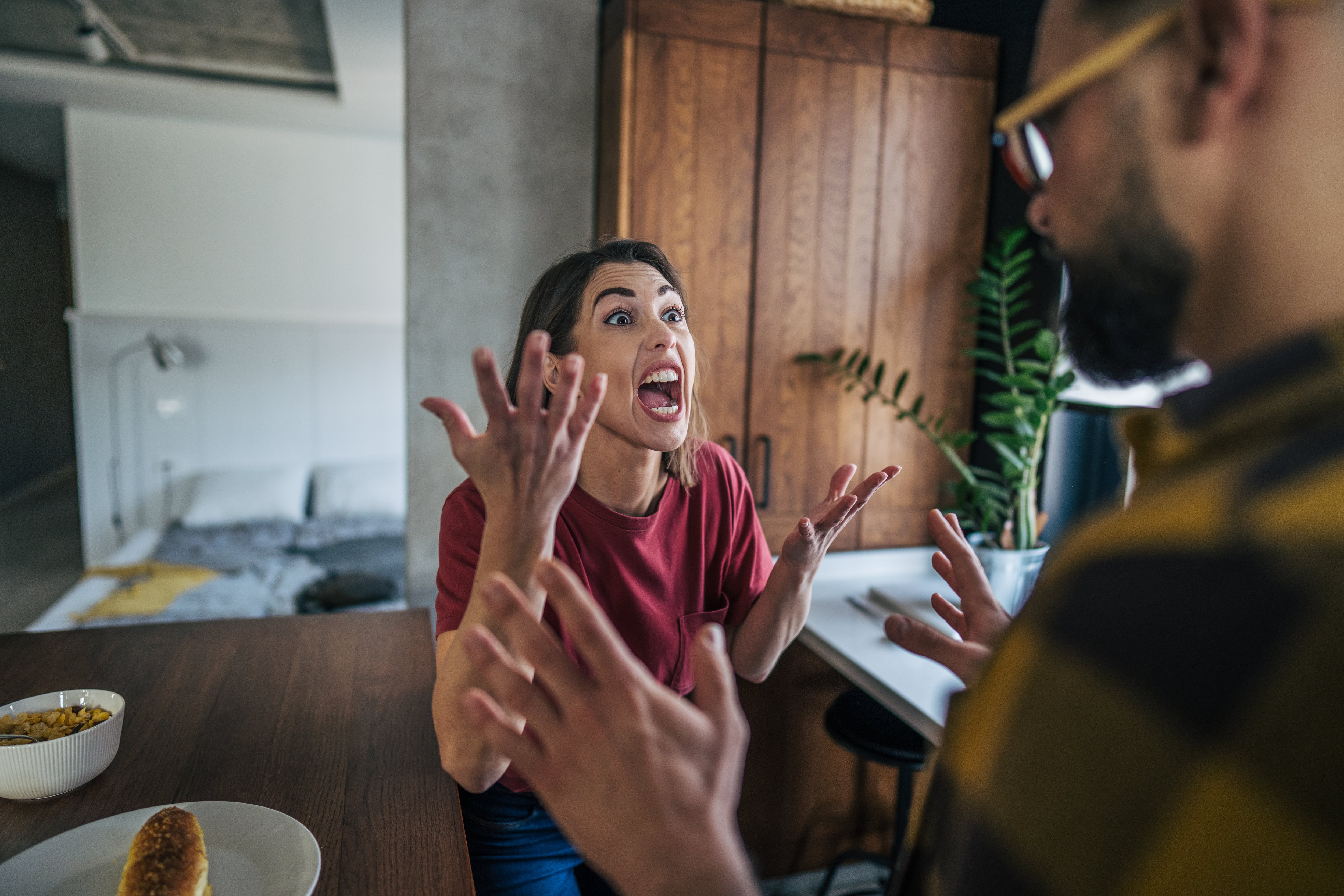 Los 4 comentarios que debería ignorar para evitar discusiones, según una experta