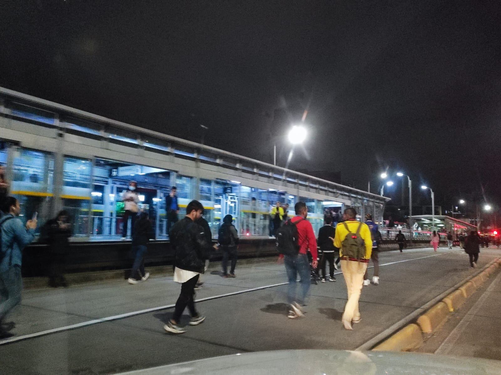 Manifestaciones afectaron la operación del servicio de TransMilenio en las avenidas NQS y Américas en Bogotá, este jueves.