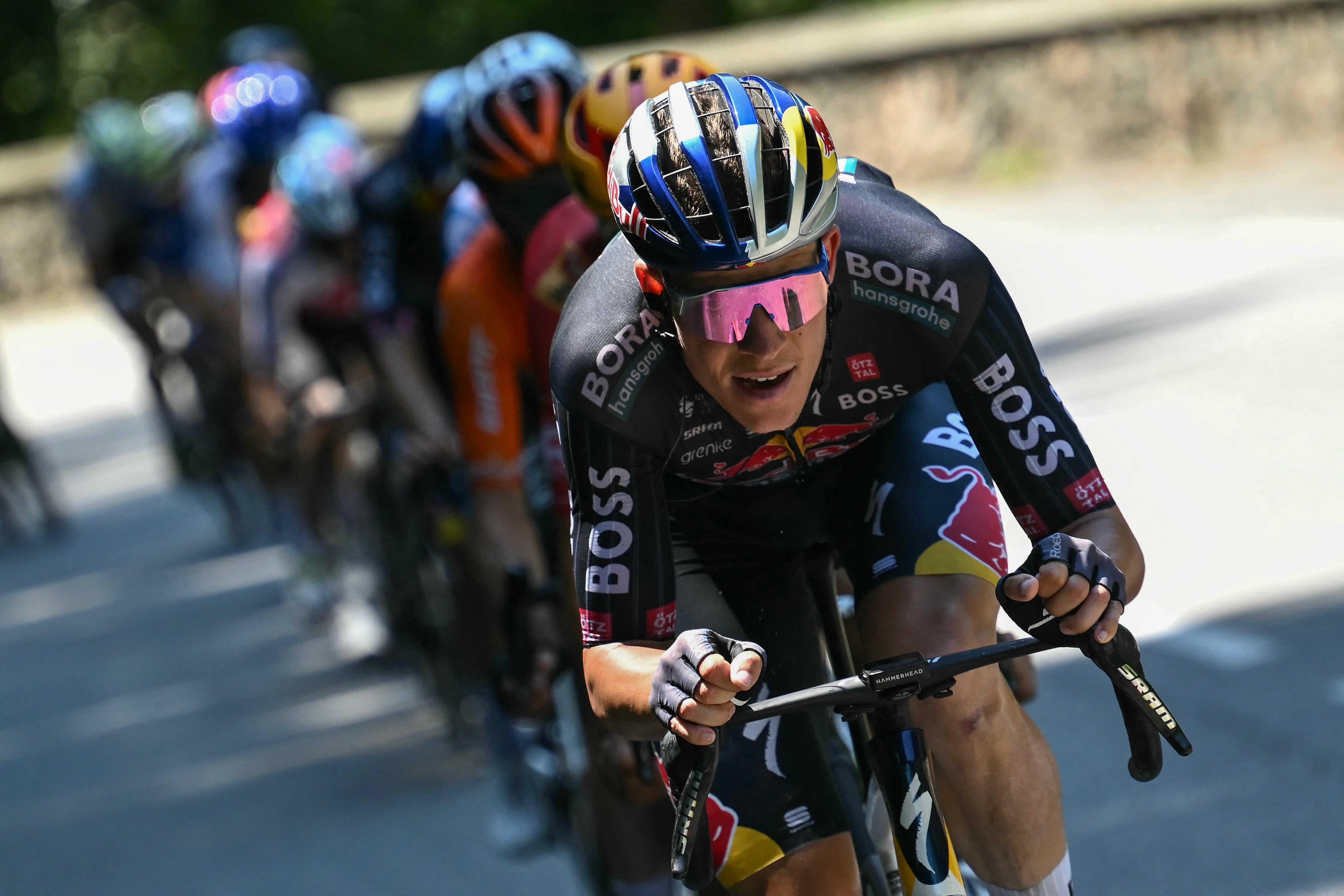 El ciclista luxemburgués del equipo hansgrohe Bob Jungels encabeza una escapada durante la 15ª etapa de la 111ª edición del Tour de Francia.