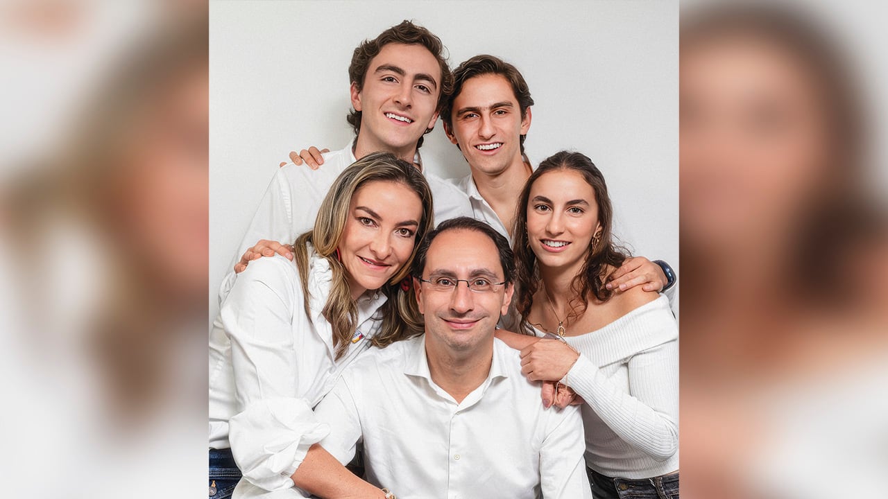 Con palabras llenas de orgullo, amor y admiración, los hijos de José Manuel Restrepo le dedicaron una emotiva carta tras su elección como vicepresidente de Colombia.