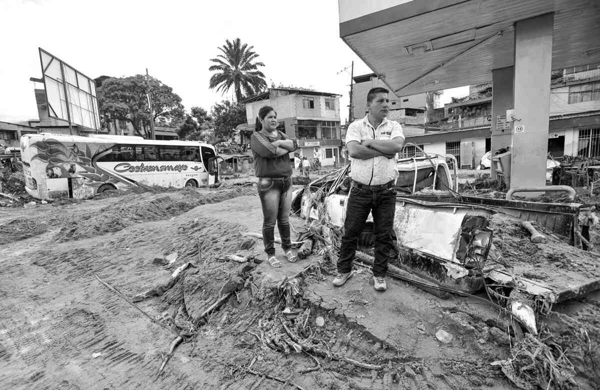El desconcierto sigue siendo protagonista en el segundo día de la tragedia. Foto: Carlos Julio Martínez / SEMANA