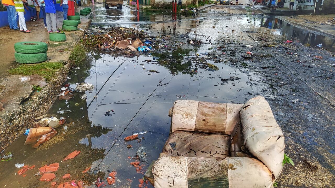 Un mueble, llantas y pilas de basuras causaron empozamiento a las afueras del Colegio Ciudad de Tunja.