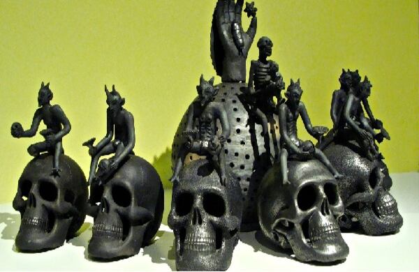 'Cuatro manos, dos oficios, una iconografía” es el nombre de la exhibición que el Museo de Arte Popular de Ciudad de México realizó recientemente con obras de Jacobo Ángeles y Carlomagno, dos artesanos que trabajan la talla de madera de copal y la alfarería en barro negro, ambas típicas del estado de Oaxaca en el sur de México. (Fotos: cortesía Museo de Cultura Popular).