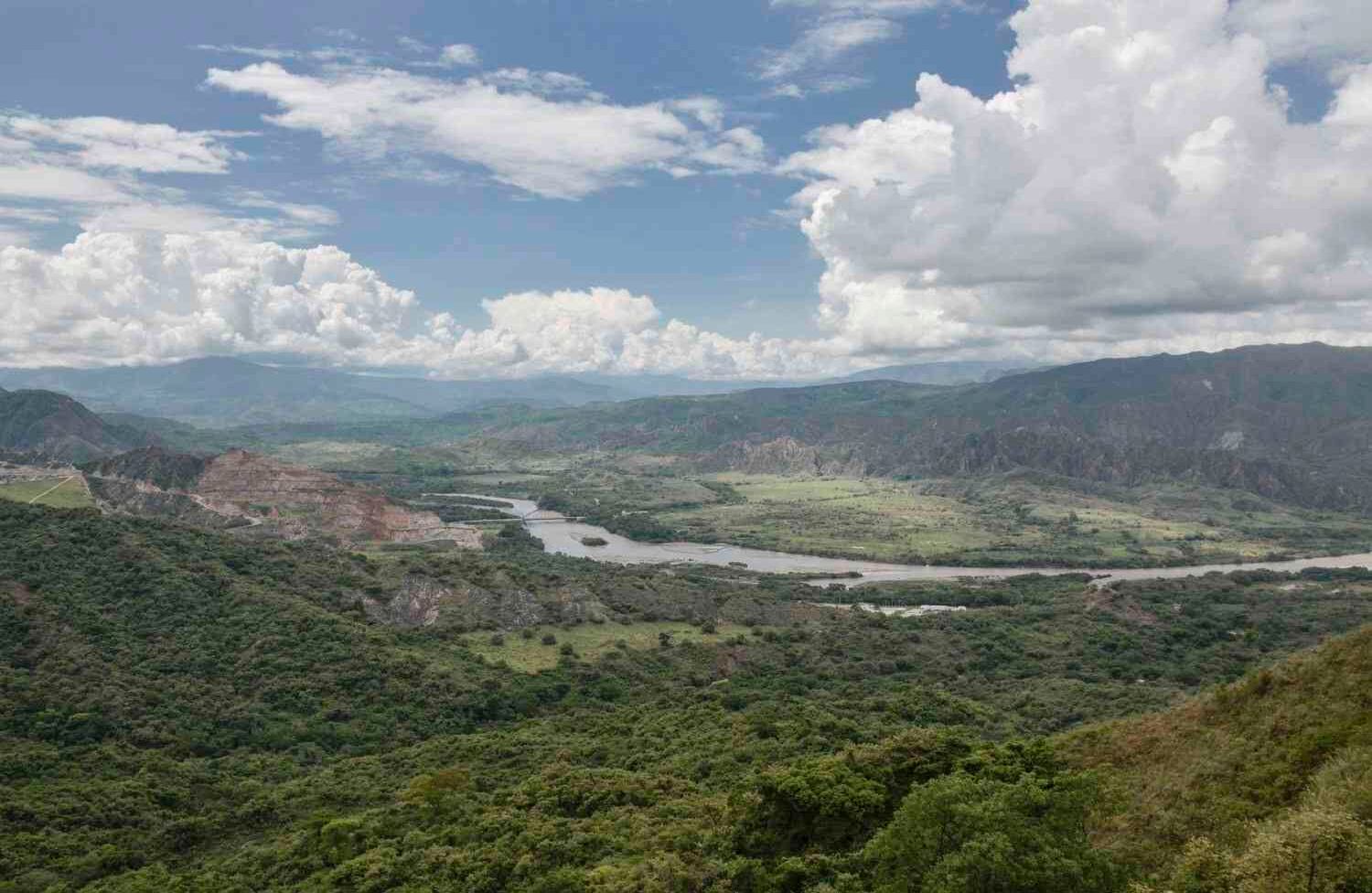 Neiva es la primera ciudad capital que atraviesa el rio Magdalena. Allí los opitas ofrecen lo mejor de la piscicultura, labor que convierte al departamento en el mayor productor de tilapia en el país. foto: Diana Rey Melo