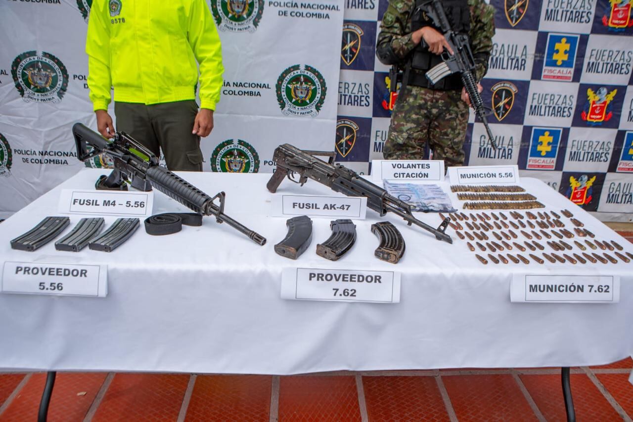 Armas decomisadas en un depósito ilegal. Eran de las disidencias de las Farc, dijo el Ejército.