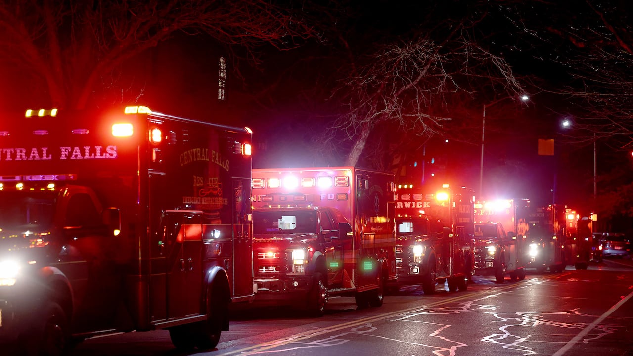 Agentes del orden armados se reúnen cerca de la Universidad Brown en Providence, Rhode Island.