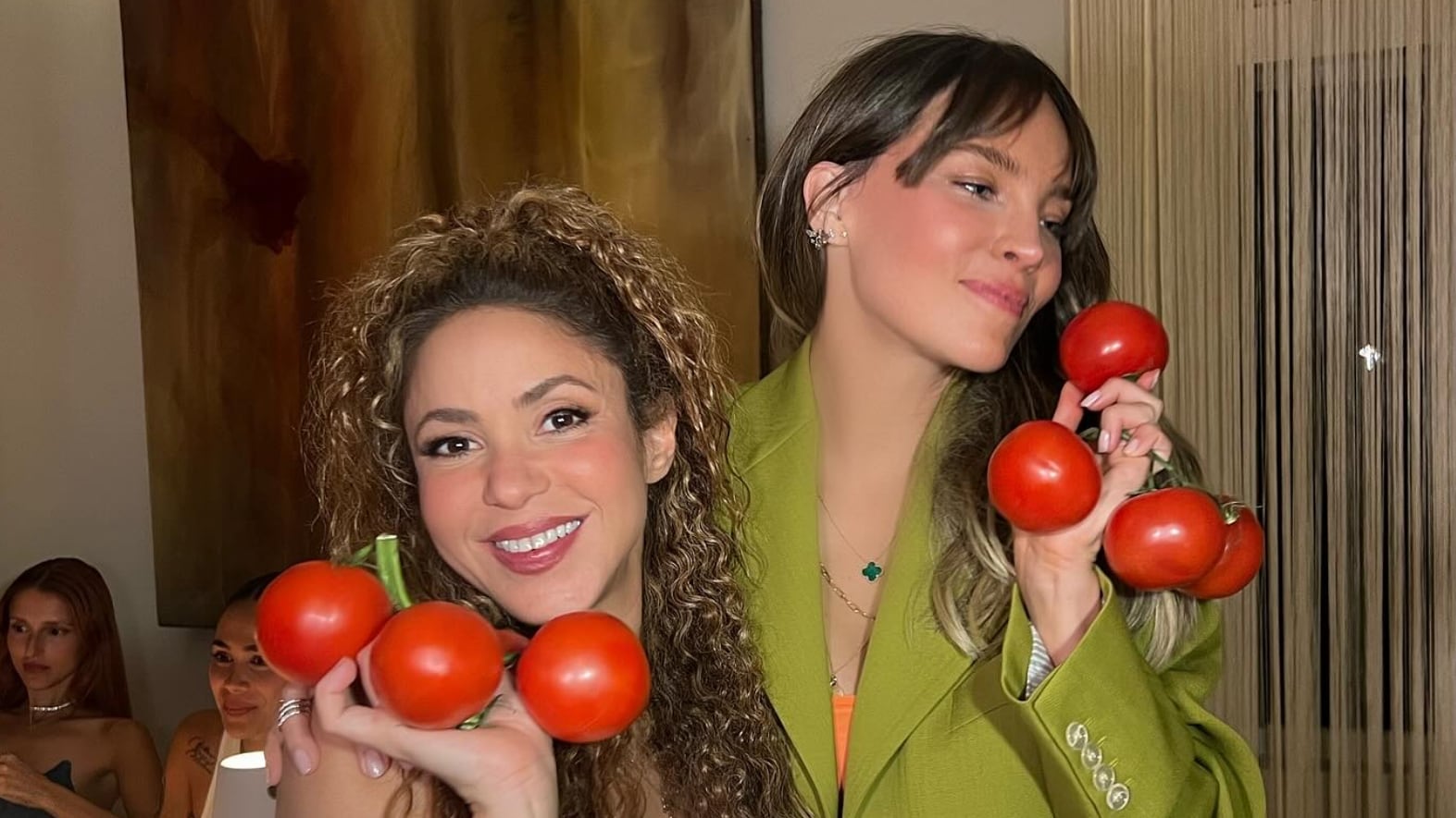 Belinda se encontró con Shakira en su más reciente concierto en México, en donde le dio un emotivo regalo.