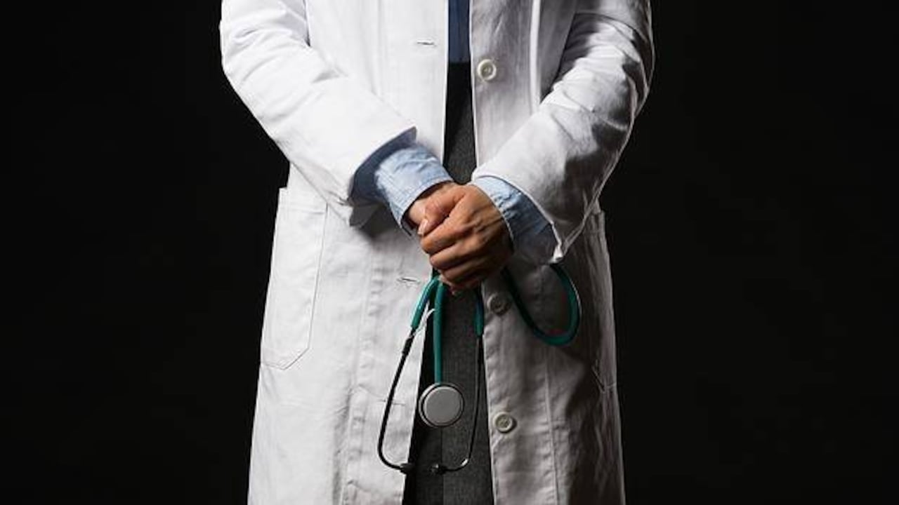 El riesgo de morir por suicidio entre los médicos hombres es el doble que en la población general y en médicas mujeres es el triple o el cuádruple.