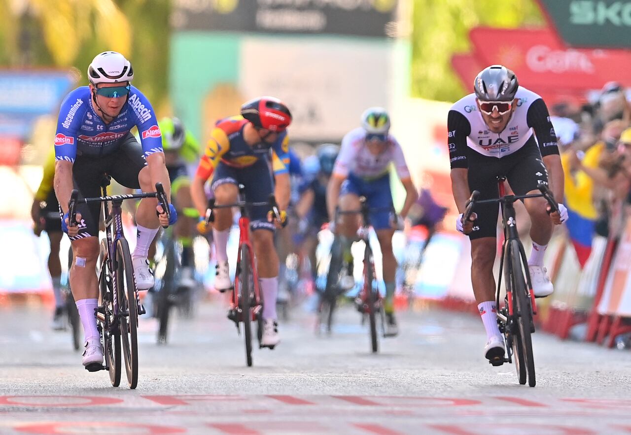 El ciclista australiano del Alpecin-Deceuninck, Kaden Groves, cruza primero y el ciclista colombiano del equipo UAE Emirates, Juan Sebastián Molano, cruza segundo la línea de meta durante la cuarta etapa de la vuelta ciclista a España 2023, una carrera de 184,6 km desde Andorra la Vella a Tarragona. el 29 de agosto de 2023. (Foto de Pau BARRENA / AFP)