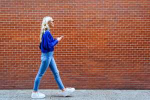 En agosto de 2024, la combinación de una blusa azul con tenis blancos se posiciona como una de las opciones más frescas y modernas para acompañar los skinny jeans. Este conjunto ofrece un contraste limpio y vibrante, ideal para quienes buscan un look casual pero estilizado durante el verano.