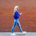 En agosto de 2024, la combinación de una blusa azul con tenis blancos se posiciona como una de las opciones más frescas y modernas para acompañar los skinny jeans. Este conjunto ofrece un contraste limpio y vibrante, ideal para quienes buscan un look casual pero estilizado durante el verano.