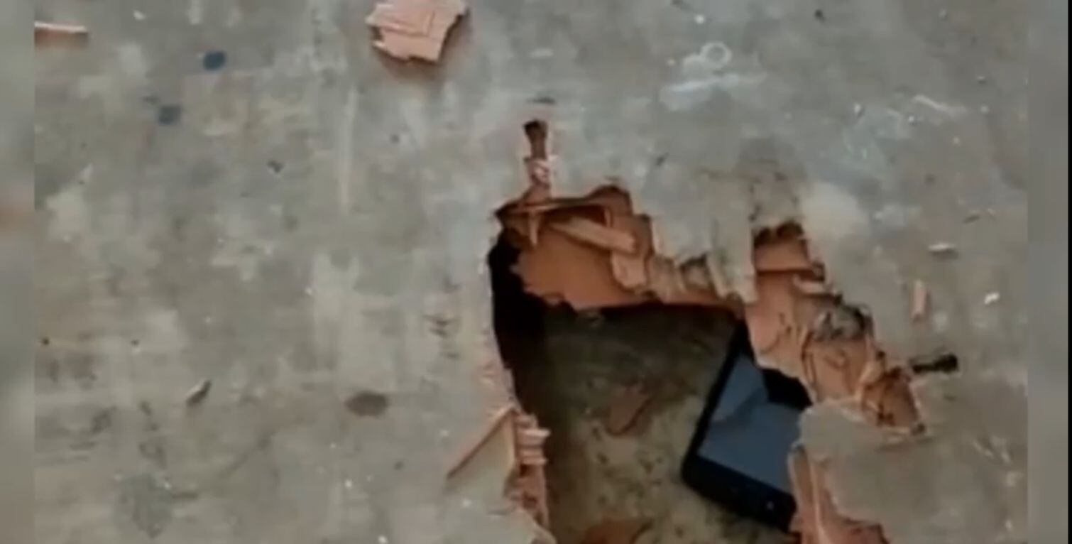 Los celulares eran escondidos en el suelo de la celda.