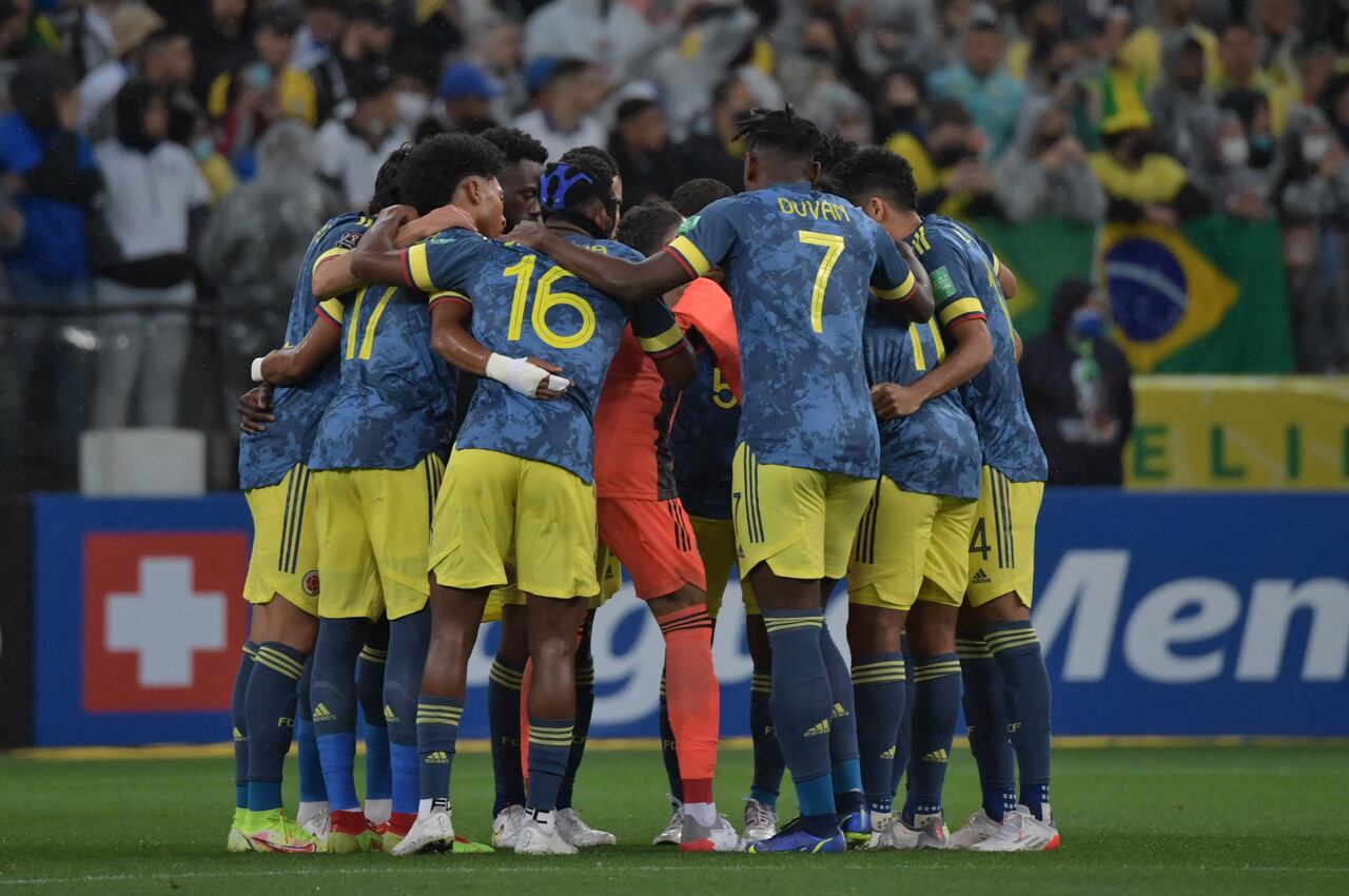 Colombia's players get ready for the South American qualification football match for the FIFA World Cup Qatar 2022 against Brazil, at the Neo Quimica Arena, previously known as Arena Corinthians, in Sao Paulo, Brazil, on November 11, 2021. (Photo by NELSON ALMEIDA / AFP)