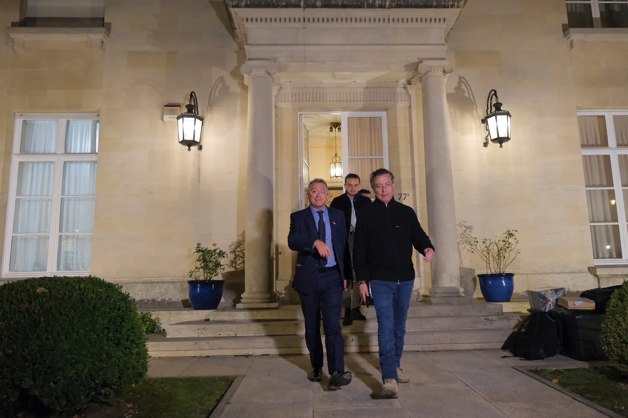 Daniel Prado Albarracín, embajador de Colombia en Bélgica, junto al presidente, Gustavo Petro, el 9 de octubre de 2025 en Bruselas