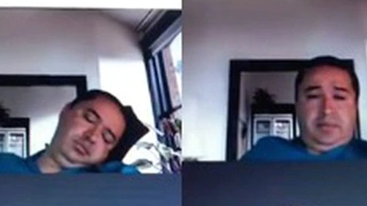 Maestro se queda dormido en exposición.