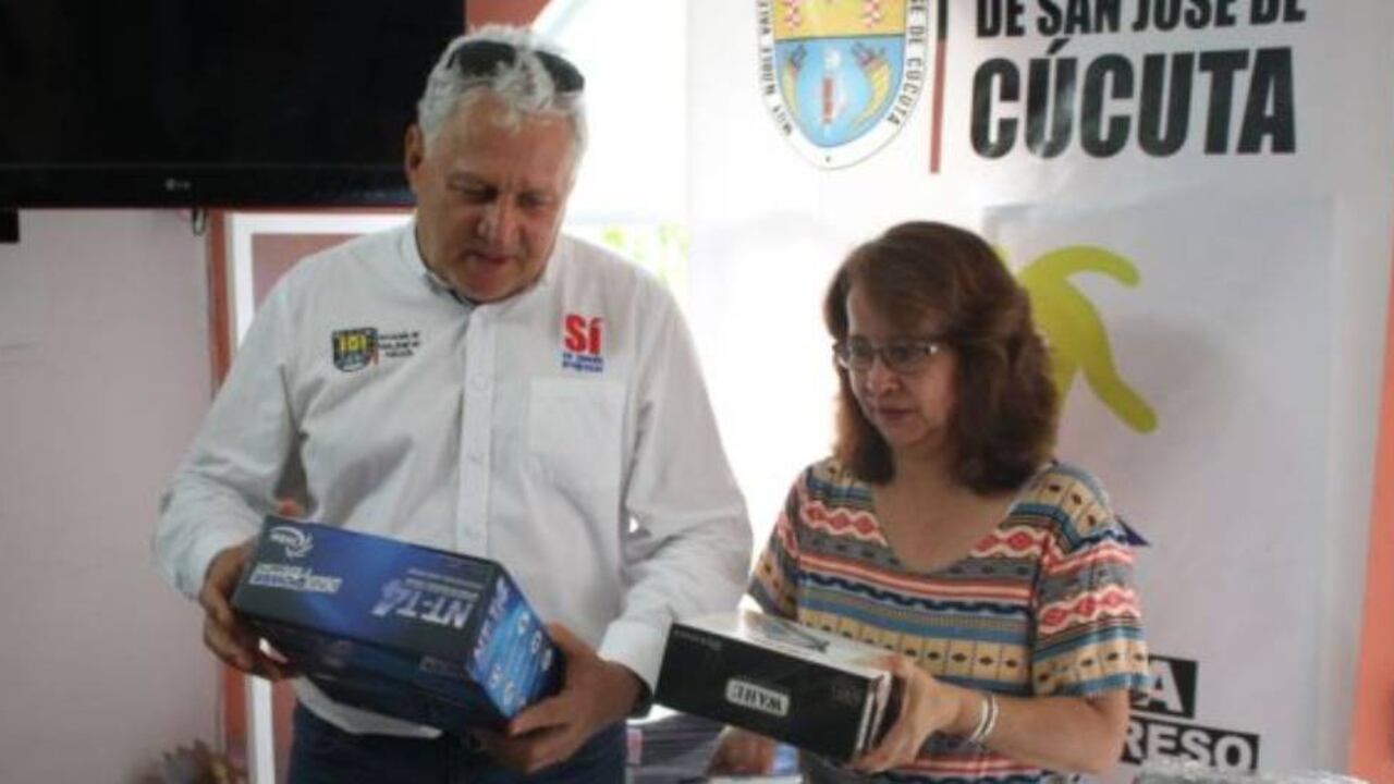 A la izquierda César Rojas Ayala, alcalde de Cúcuta y a la derecha una de las emprendedoras del Banco del Progreso, el cual financió 1000 unidades productivas y de negocio en la ciudad.