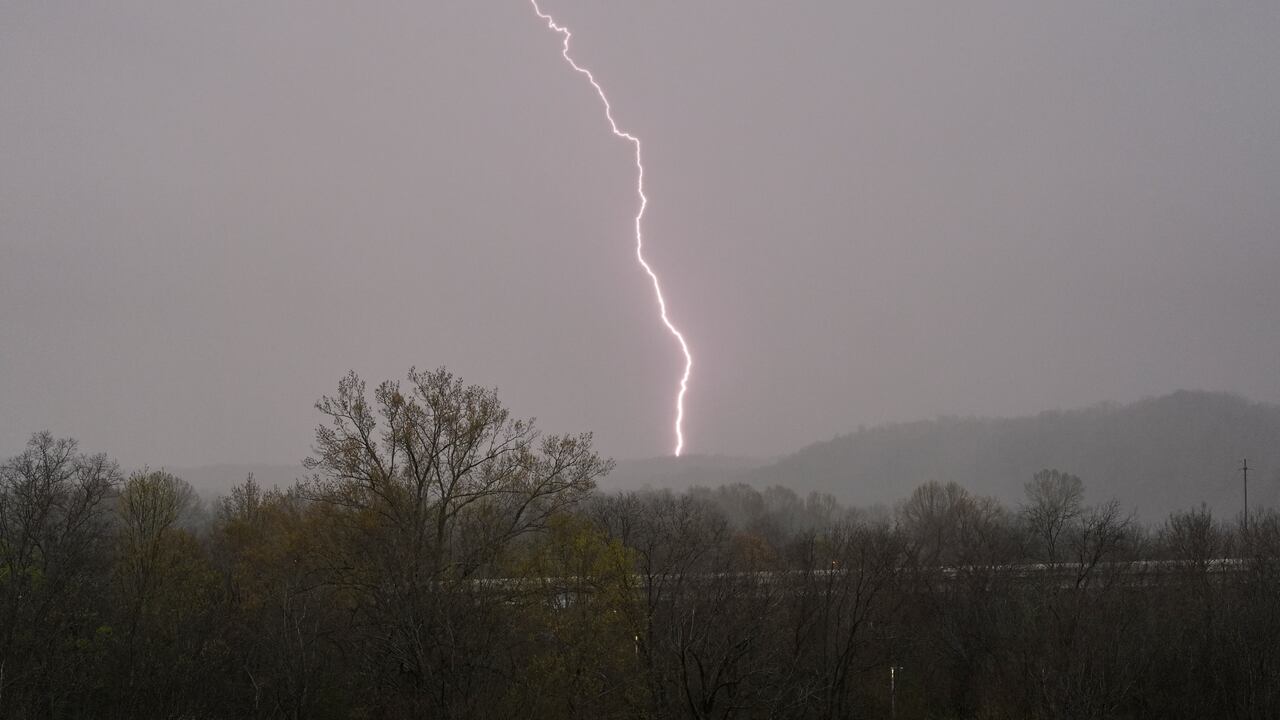 Un rayo golpea durante una tormenta en Ashland City, Tennessee, el miércoles 2 de abril de 2025. (AP Foto/George Walker IV)