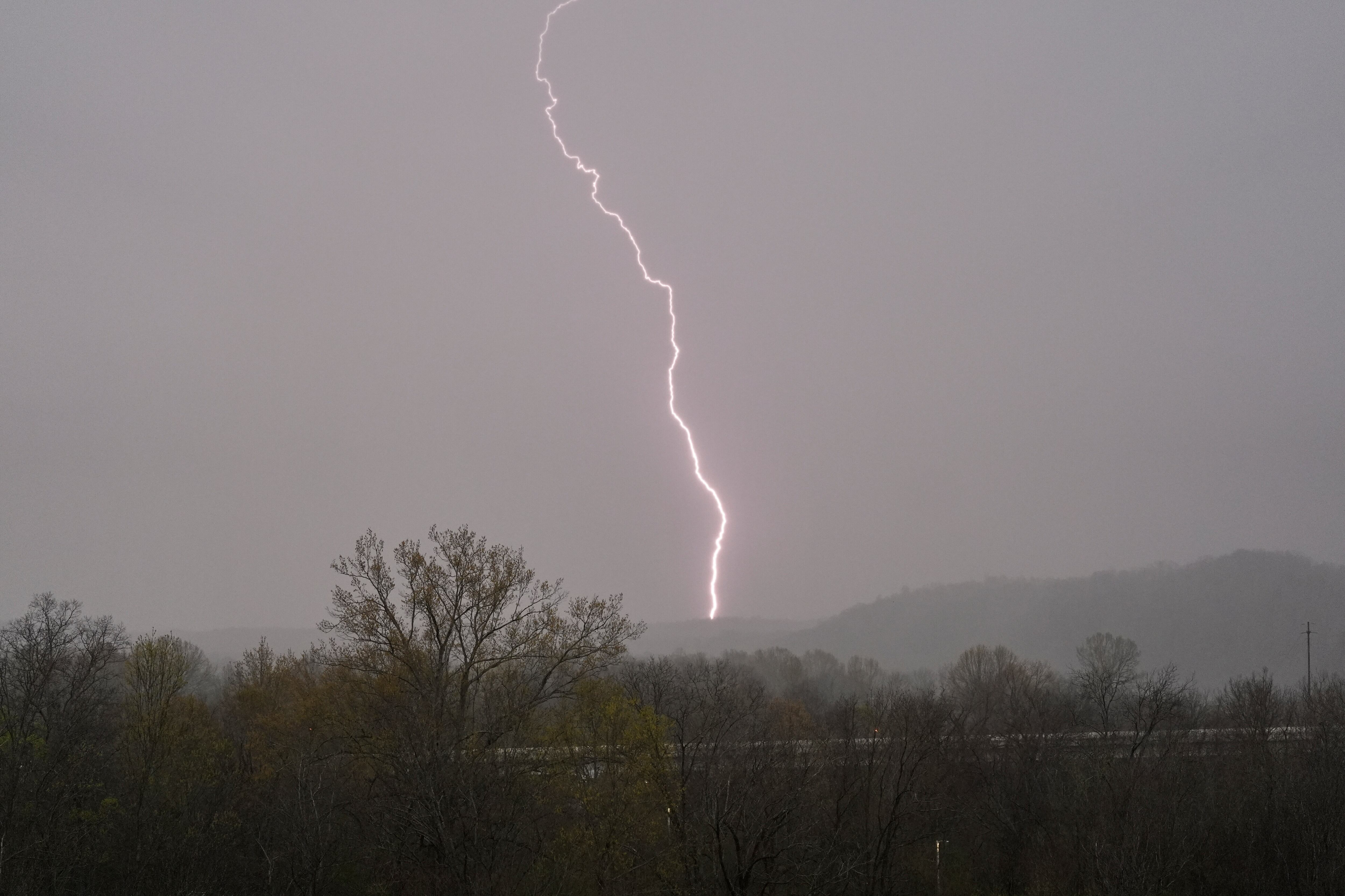 Un rayo golpea durante una tormenta en Ashland City, Tennessee, el miércoles 2 de abril de 2025. (AP Foto/George Walker IV)