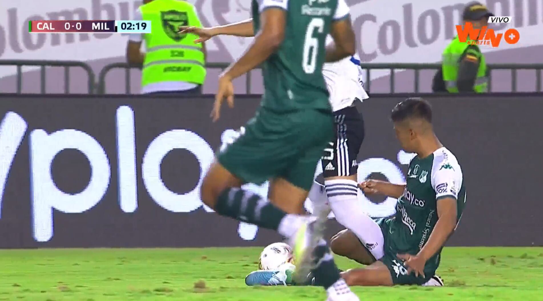 Esta es la fuerte entrada que cometió Kevin Salazar, jugador del Deportivo Cali, sobre Luis Paredes, de Millonarios, quien salió lesionado.