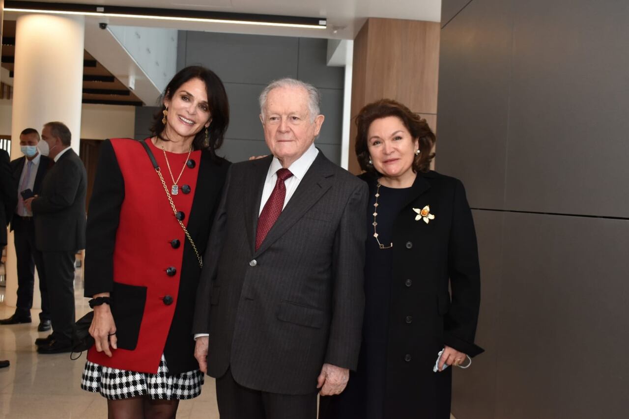 Adriana Sarmiento, Luis Carlos Sarmiento y María Claudia Sarmiento en la inauguración del CTIC, Centro de Tratamiento e Investigación sobre Cáncer Luis Carlos Sarmiento Angulo