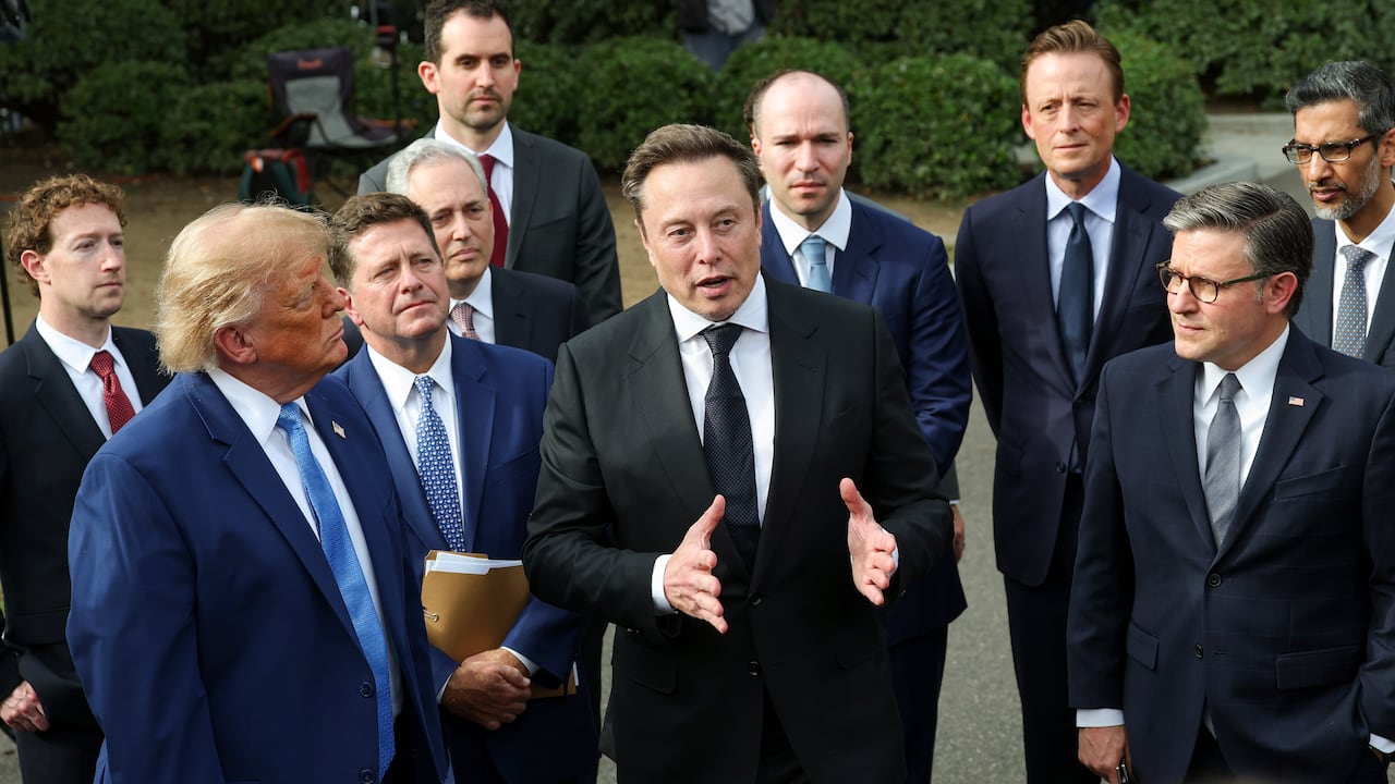 Elon Musk, director ejecutivo de Tesla, SpaceX y X (cen.), habla mientras el presidente de EE. UU., Donald Trump (izq.), ofrece una rueda de prensa con ejecutivos del sector de la IA, tras una reunión sobre IA en el exterior del ala oeste de la Casa Blanca, el 29 de septiembre de 2026, en Washington, D. C. La reunión se produce en un momento en que algunos sectores han pedido ralentizar el desarrollo de la IA, debido a la creciente preocupación por la seguridad.