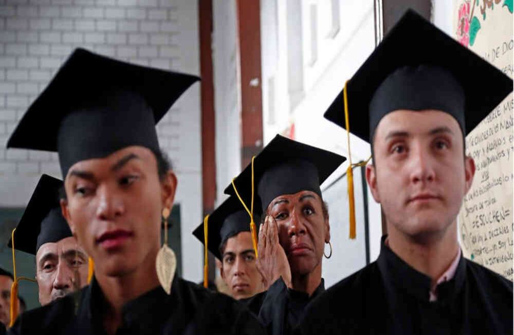 Ulises Medina se conmueve durante el discurso de graduación. Foto: León Darío Peláez/ SEMANA