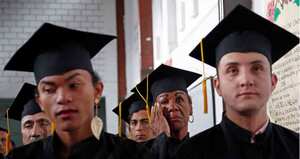 Ulises Medina se conmueve durante el discurso de graduación. Foto: León Darío Peláez/ SEMANA