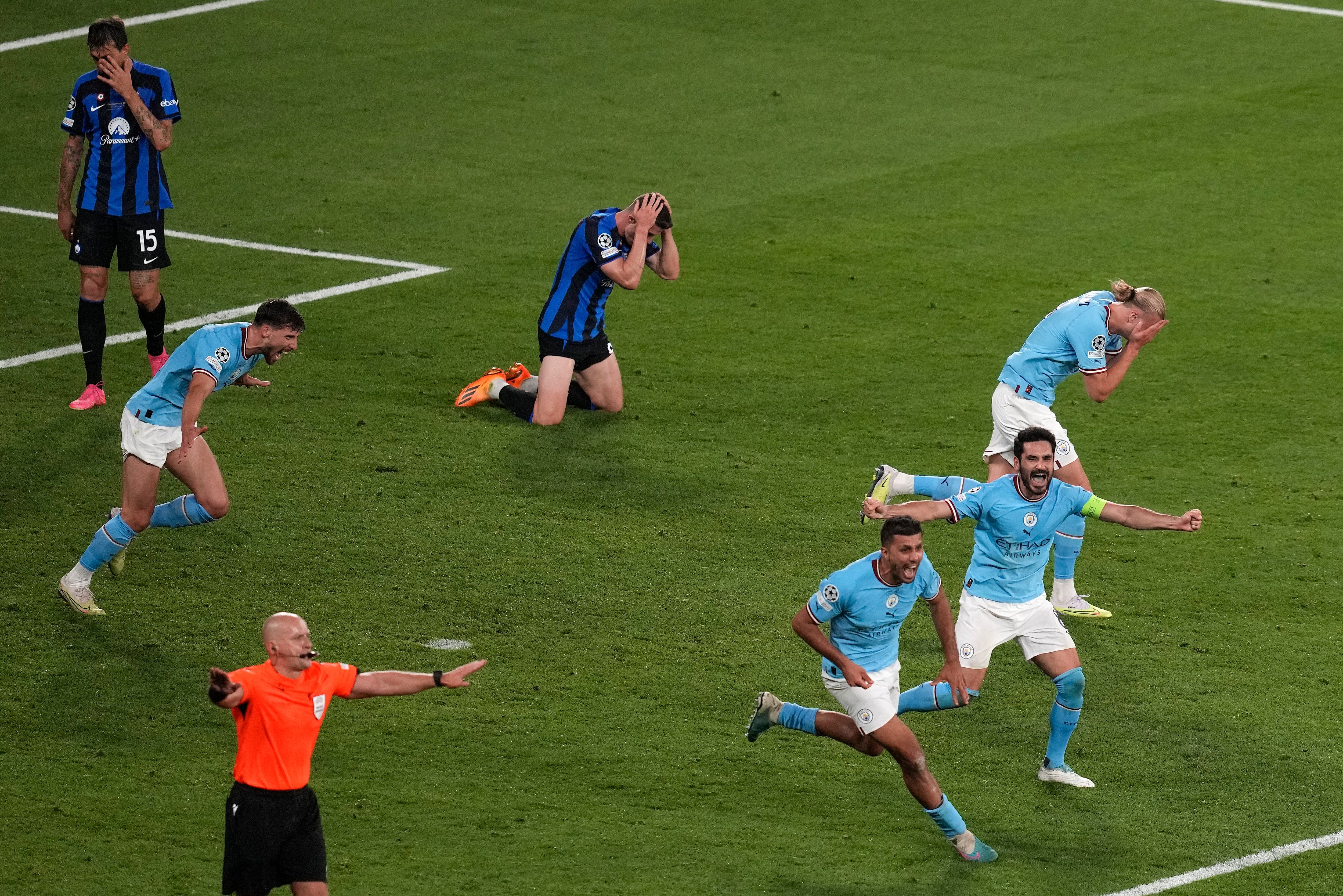 Los jugadores del Manchester City celebran su victoria por 1-0 al final de la final de la Liga de Campeones entre el Manchester City y el Inter de Milán en el Estadio Olímpico Ataturk en Estambul, Turquía, el sábado 10 de junio de 2023. (Foto AP/Thanassis Stavrakis)