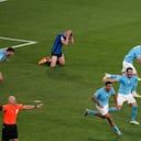 Los jugadores del Manchester City celebran su victoria por 1-0 al final de la final de la Liga de Campeones entre el Manchester City y el Inter de Milán en el Estadio Olímpico Ataturk en Estambul, Turquía, el sábado 10 de junio de 2023. (Foto AP/Thanassis Stavrakis)