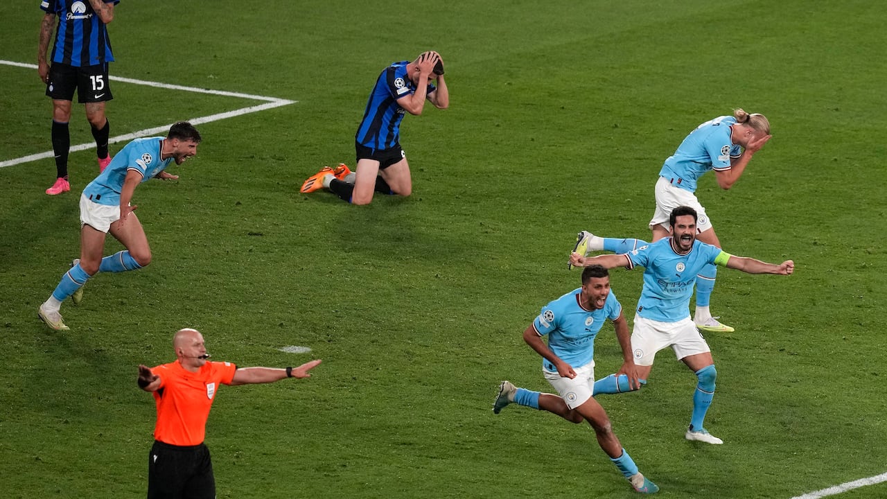 Los jugadores del Manchester City celebran su victoria por 1-0 al final de la final de la Liga de Campeones entre el Manchester City y el Inter de Milán en el Estadio Olímpico Ataturk en Estambul, Turquía, el sábado 10 de junio de 2023. (Foto AP/Thanassis Stavrakis)