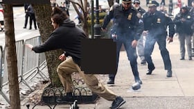 Imagen de uno de los sospechosos que fueron arrestados Los sospechosos fueron arrestados frente a Gracie Mansion mientras intentaban detonar explosivos improvisados, según fiscales federales.