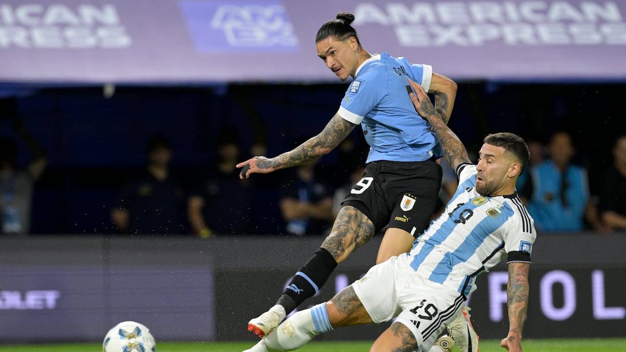 El delantero uruguayo Darwin Núñez (i) y el defensa argentino Nicolás Otamendi luchan por el balón durante el partido de fútbol de clasificación sudamericana para la Copa Mundial de la FIFA 2026 entre Argentina y Uruguay en el estadio La Bombonera de Buenos Aires el 16 de noviembre de 2023.