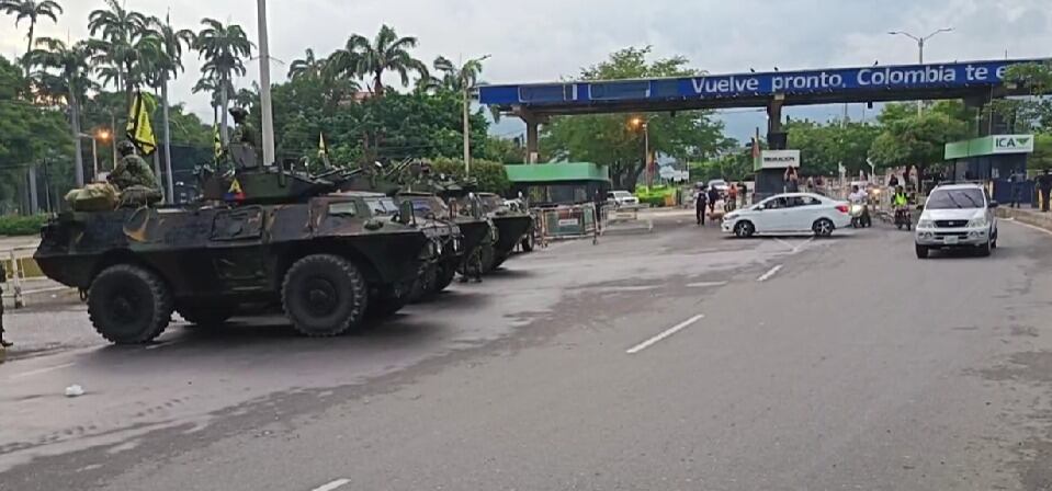 Tropas militares de Colombia hacen presencia en inmediaciones del puente internacional Simón Bolívar.