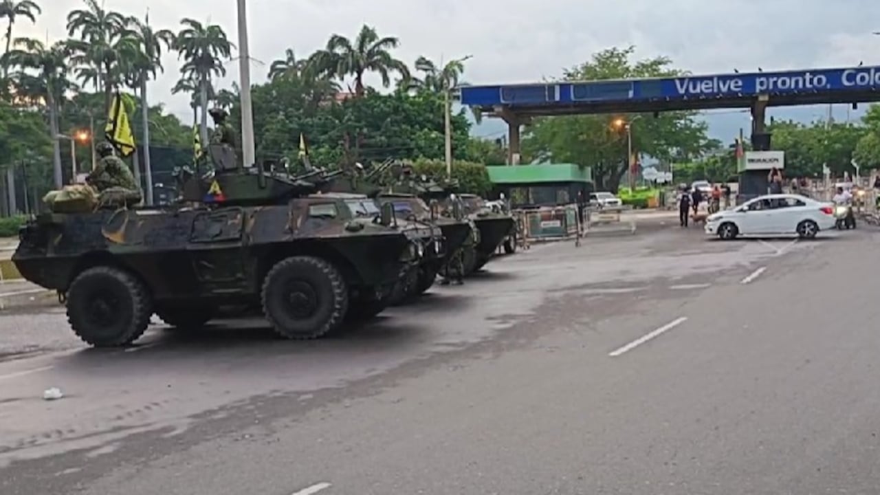 Tropas militares de Colombia hacen presencia en inmediaciones del puente internacional Simón Bolívar.