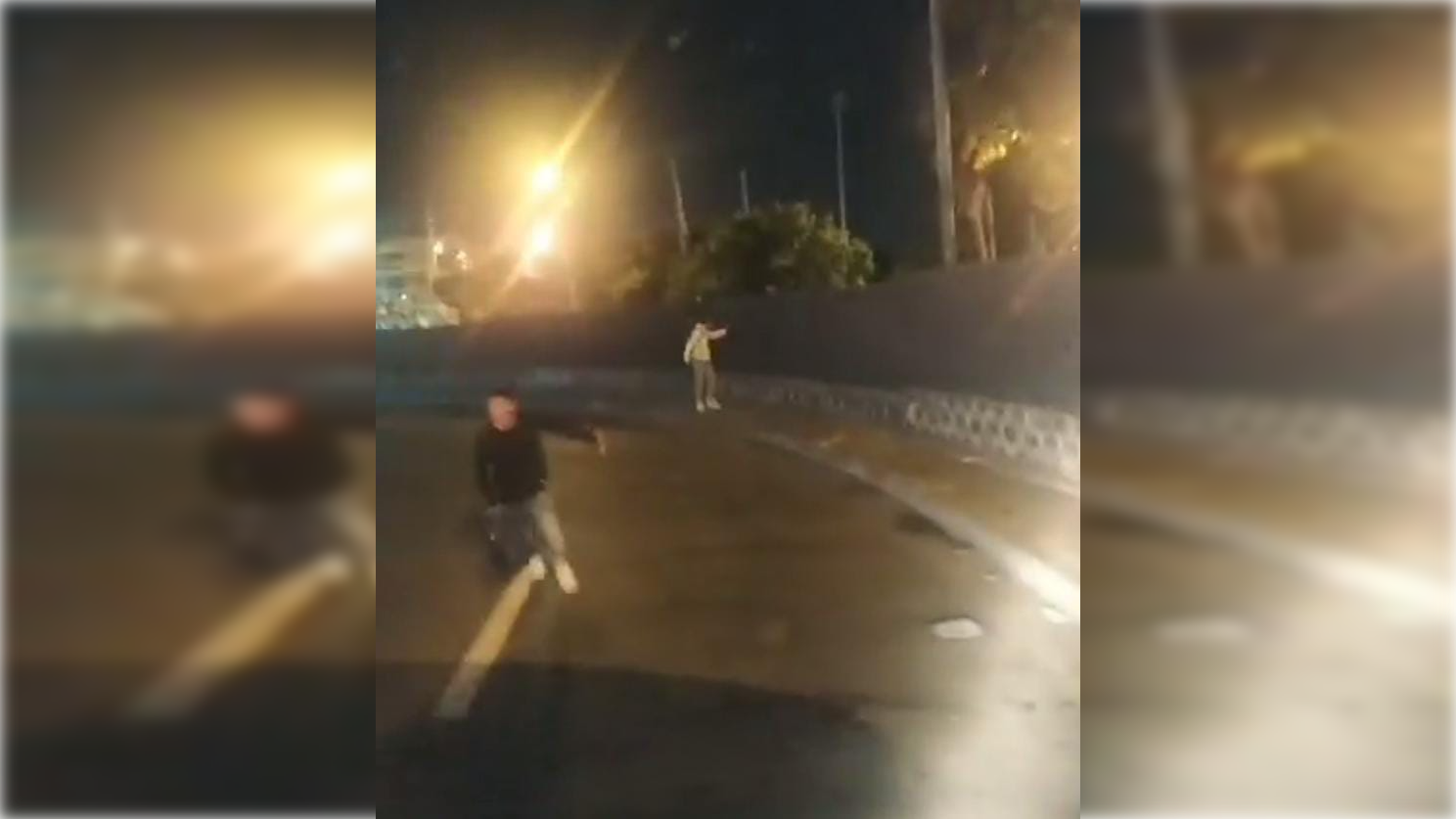 Las imágenes captaron a varios jóvenes correr al interior de la Terminal del MIO Andrés Sanín. 