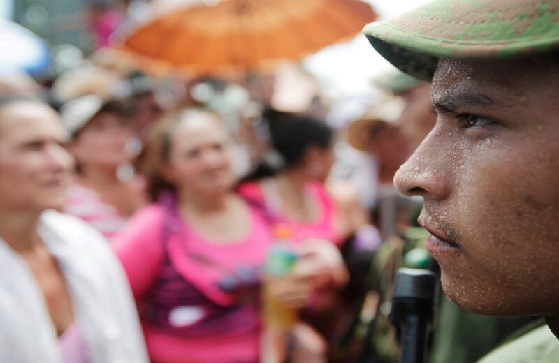 Ante la misión humanitaria, un guerrillero  se disculpó en nombre de las FARC por haber tratado al periodista como un "prisionero de guerra".