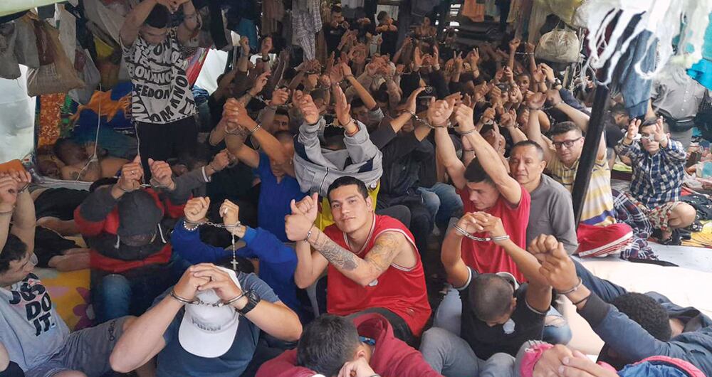 Hay más de 350 condenados, algunos llevan más de tres años en espacios que se supone están diseñados para alojar detenidos por máximo 36 horas. 