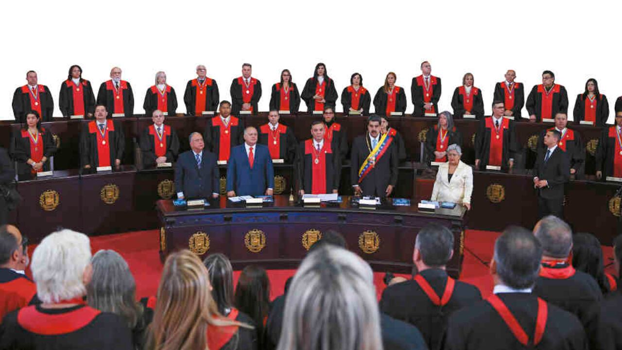 El Tribunal Supremo de Justicia, que Maduro maneja a su antojo, escogió a Indira Alfonzo como presidenta del Consejo Nacional Electoral, en reemplazo de Tibisay Lucena. Algunos dudan de que Guaidó pueda aglutinar a la oposición para contrarrestar el plan de Maduro.