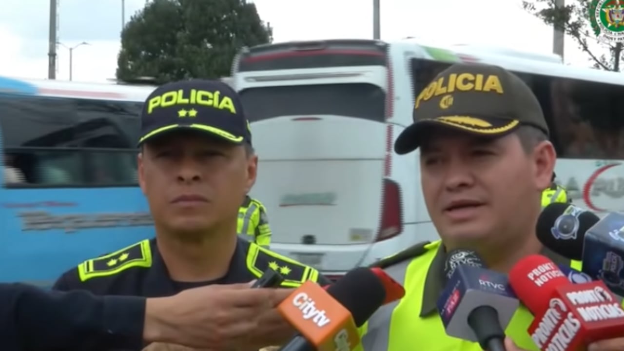 El general Wharlintong Iván Gualdrón Gualdrón, Jefe Nacional del Servicio de Policía, y el coronel Jair Parra, director de Tránsito y Transporte de la Policía Nacional