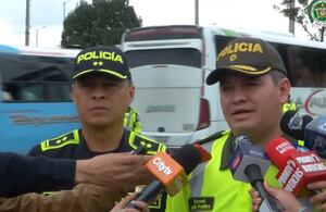 El general Wharlintong Iván Gualdrón Gualdrón, Jefe Nacional del Servicio de Policía, y el coronel Jair Parra, director de Tránsito y Transporte de la Policía Nacional
