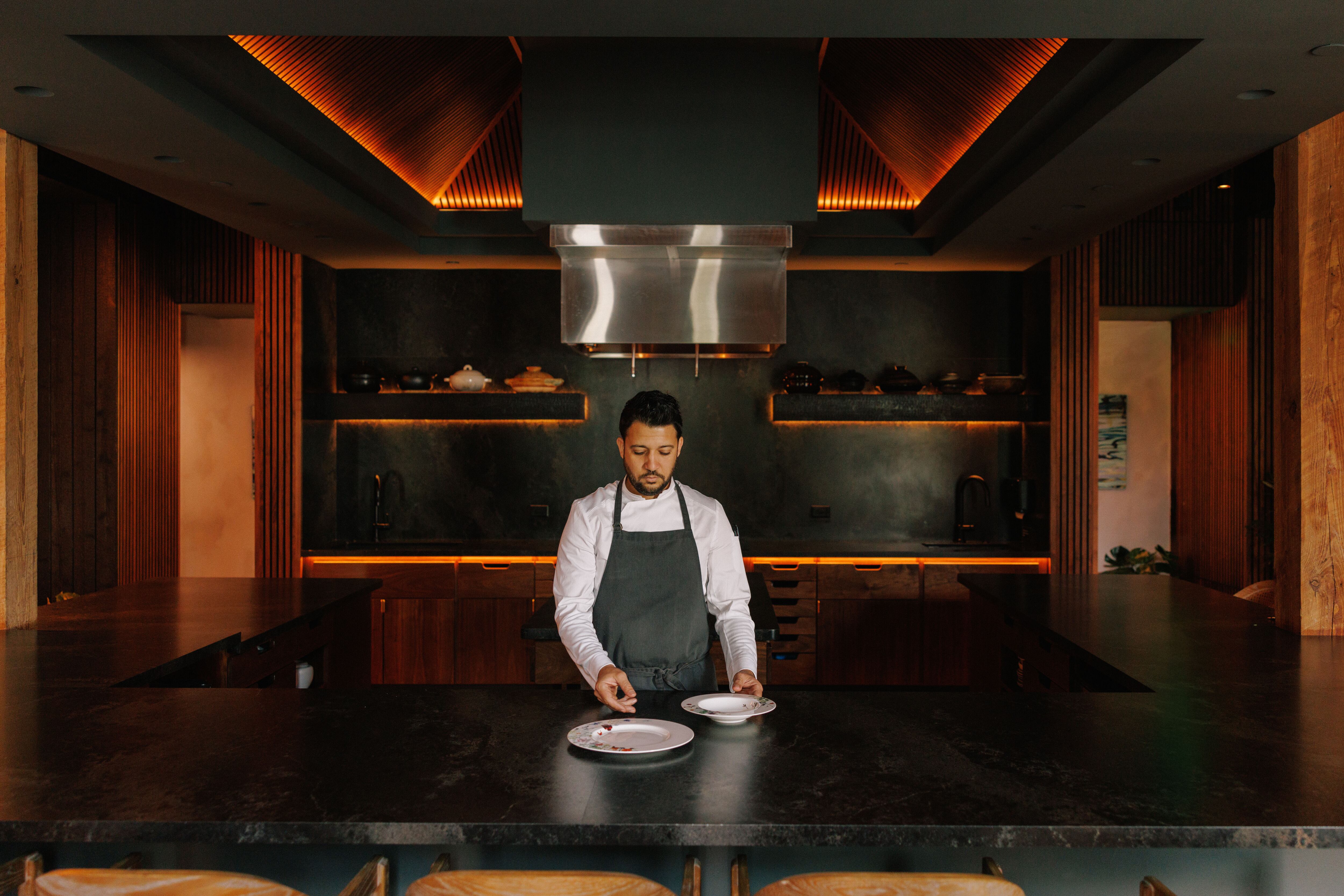El chef Osmel González está al frente de Emelina, un restaurante con una estrella Michelin que invita a vivir la comida cubana desde la sofisticación.