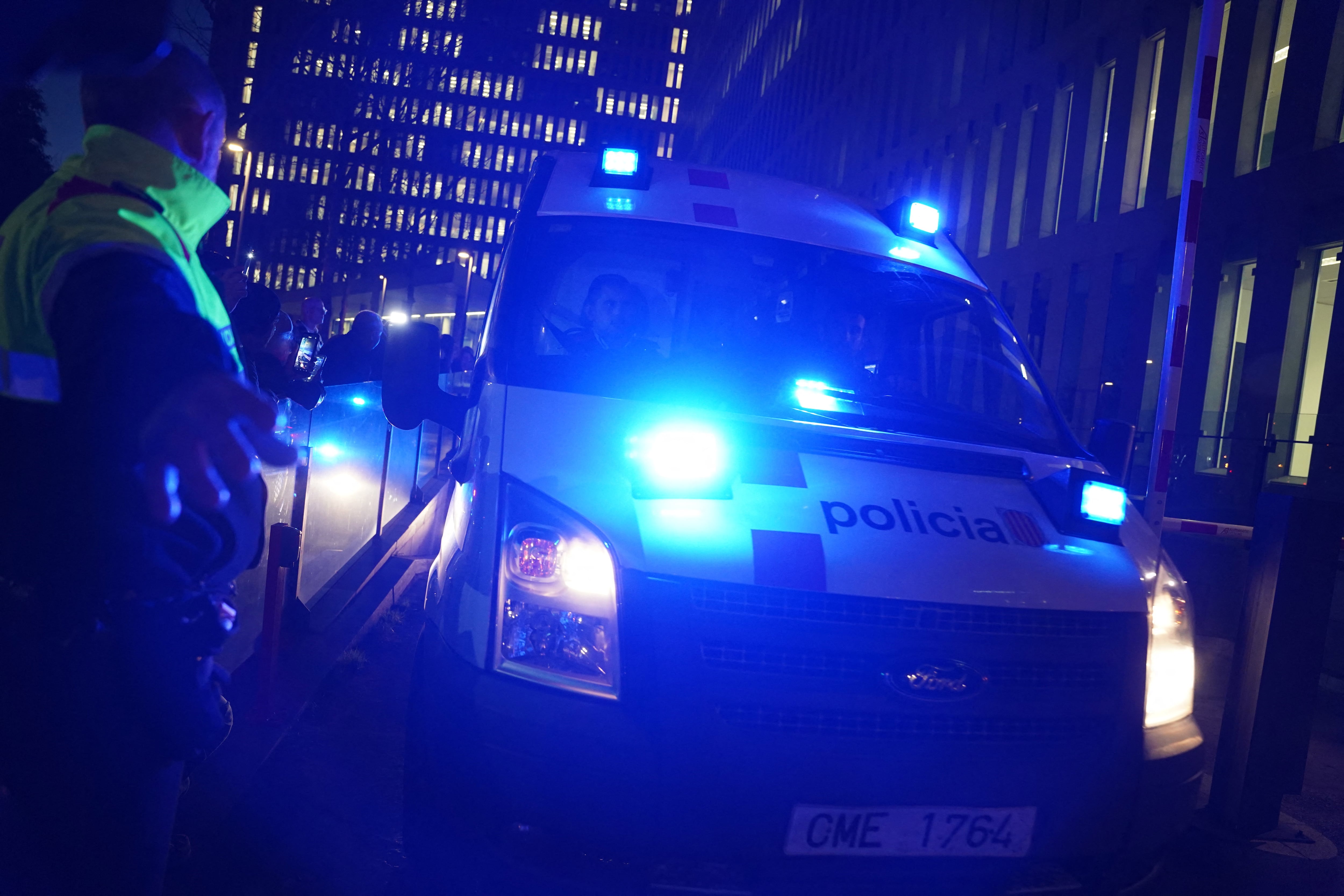 Soccer Football - Brazilian soccer player Dani Alves leaves court - Barcelona Court, Barcelona, Spain - January 20, 2023 A police car is seen leaving Barcelona court after it was reported Dani Alves was jailed on remand REUTERS/Bruna Casas