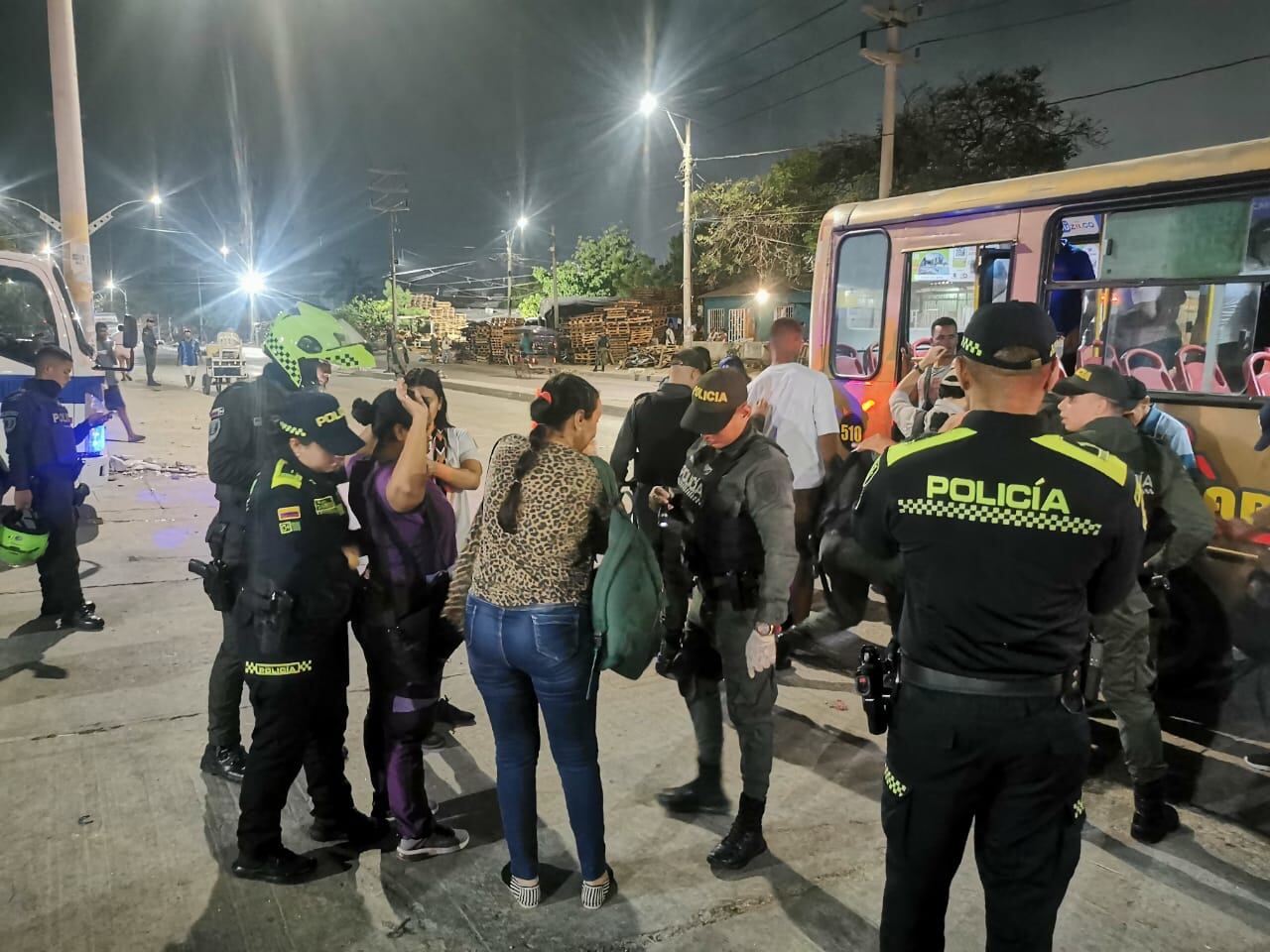Policía de Barranquilla realizando controles en las calles.