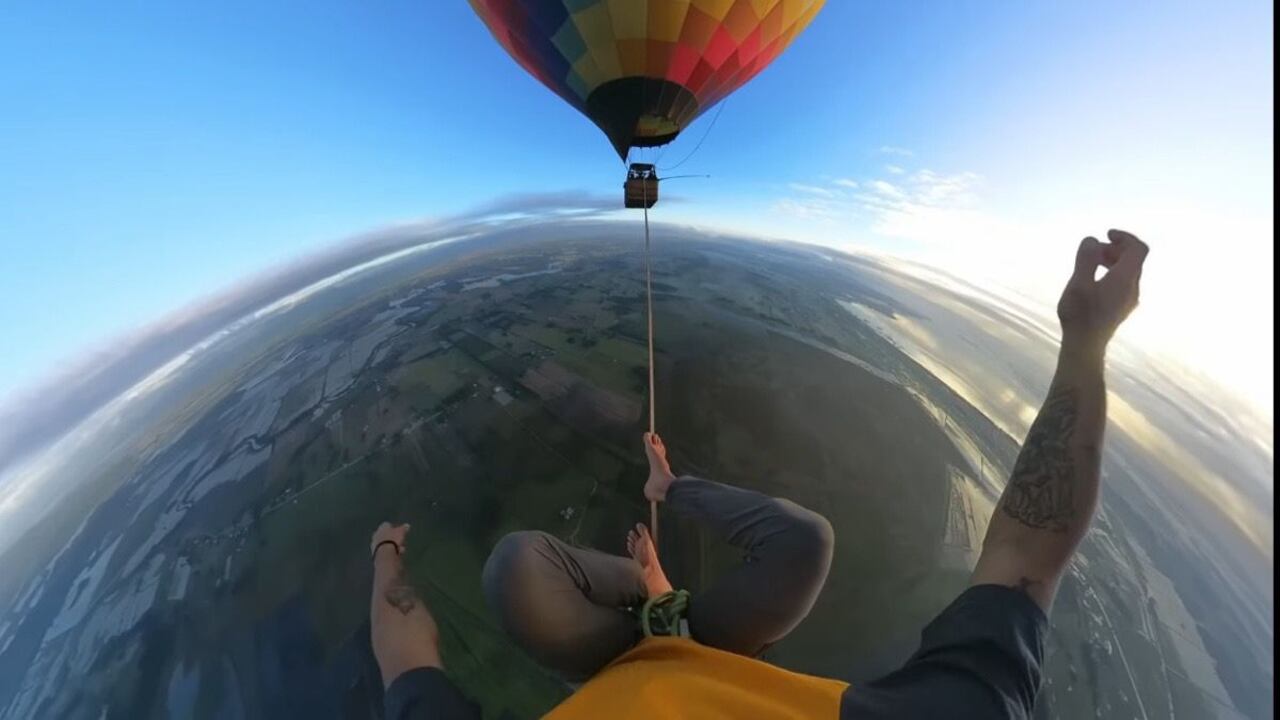 El tensionante acto quedó registrado desde todos los ángulos, puesto que fue patrocinado por una prestigiosa marca de cámaras que no dejaron pasar un detalle sobre lo que hacía Rafael Bridi en las alturas.