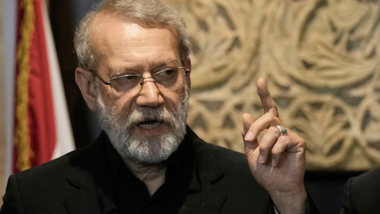 - El secretario del Consejo Supremo de Seguridad Nacional de Irán, Ali Larijani, habla durante una conferencia de prensa tras su reunión con el presidente del Parlamento libanés, Nabih Berri, en Beirut, Líbano, el 13 de agosto de 2025.