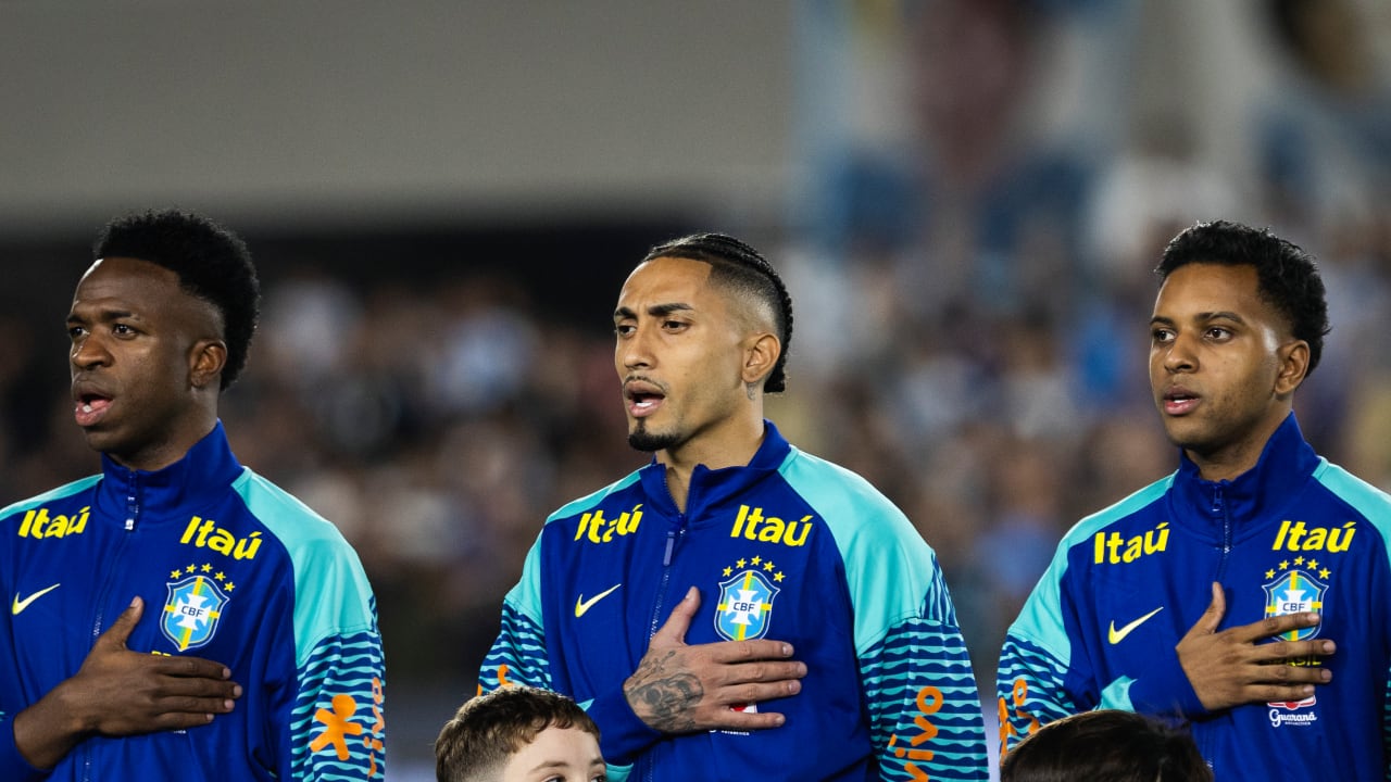 Rodrygo Goes entona el himno de Brasil junto a Vinícius y Raphinha.