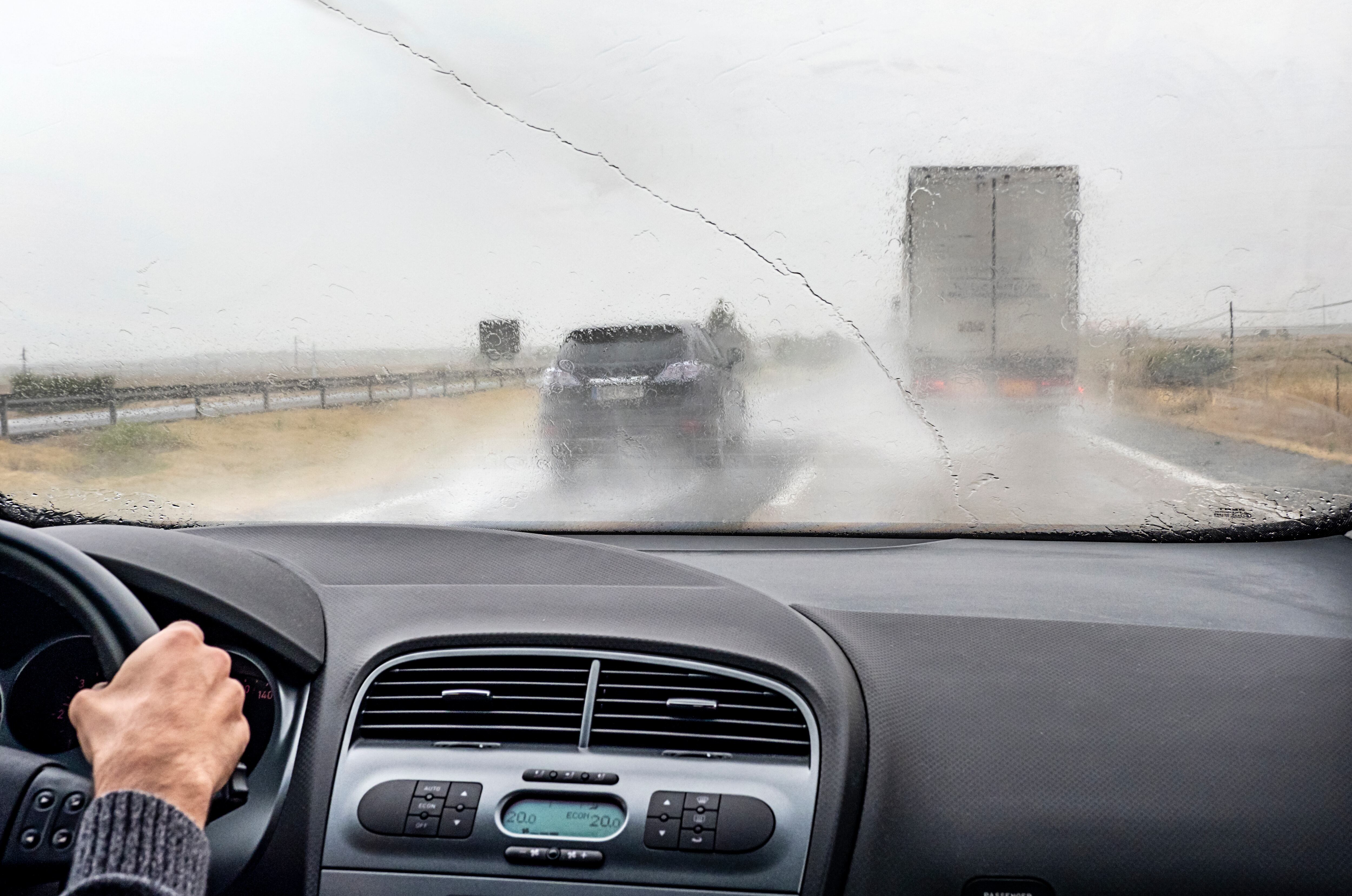 Los movimientos bruscos durante la conducción bajo la lluvia pueden aumentar el riesgo de perder el control del vehículo.