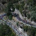 El grupo de ciclistas pedalea en el ascenso de Montvernier durante la 11ª etapa de la 109ª edición del Tour de Francia, 151,7 km entre Albertville y Col du Granon Serre Chevalier, en los Alpes franceses, el 13 de julio de 2022. (Foto de Anne-Christine POUJOULAT / AFP)