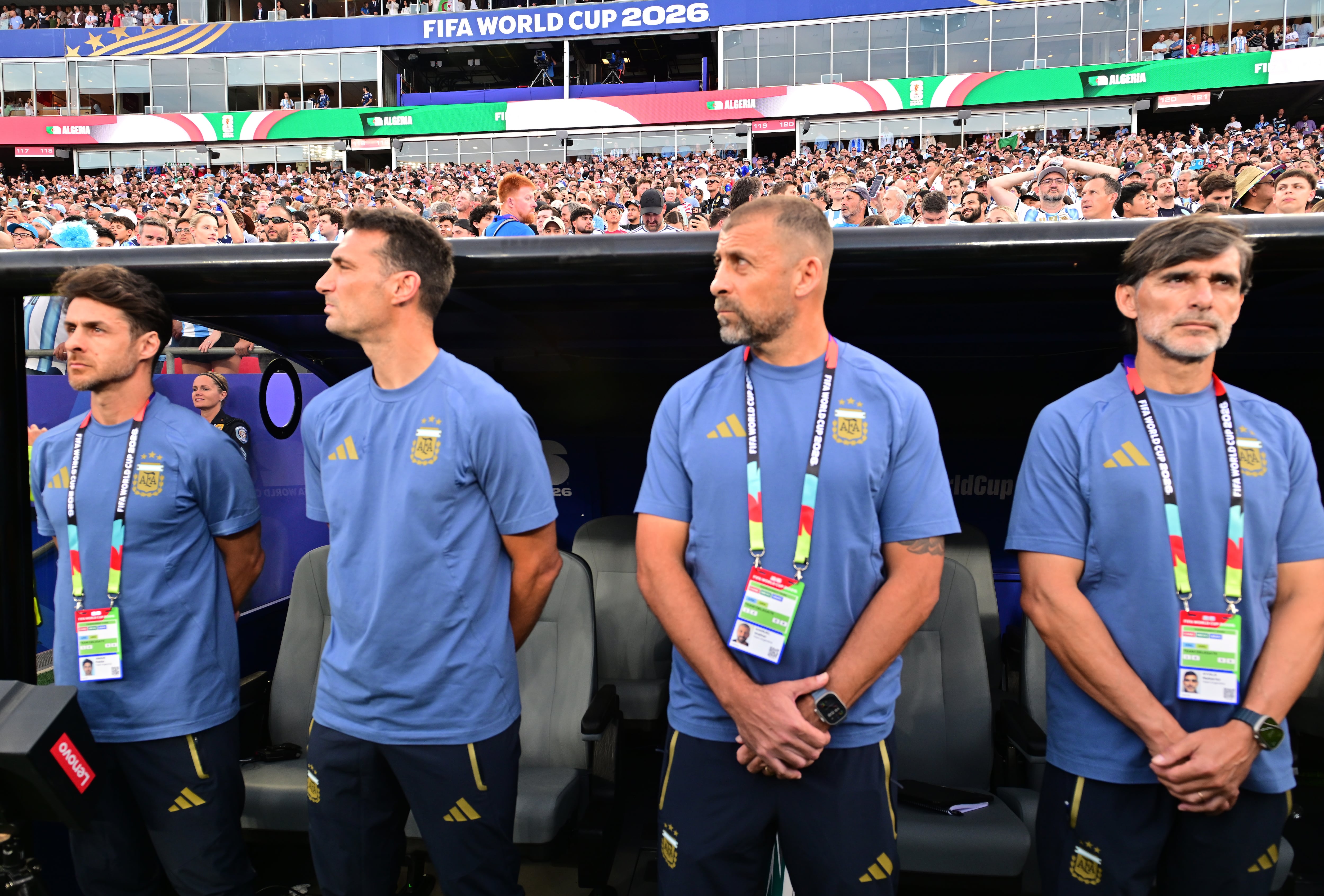 De izquierda a derecha: Pablo Aimar, Lionel Scaloni, Walter Samuel y Roberto Ayala. Son el cuerpo técnico de la selección Argentina.