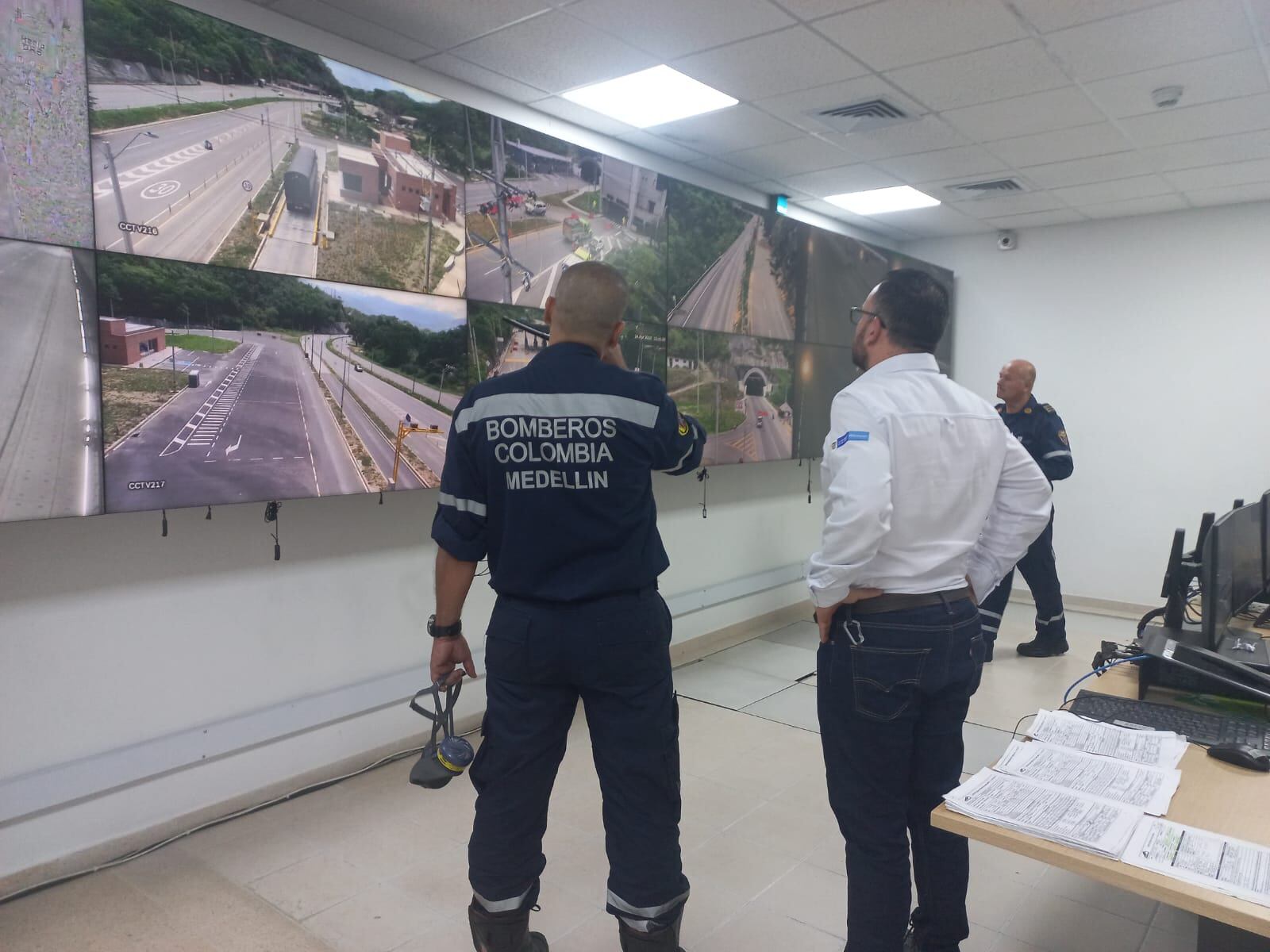 Autoridades monitorean el incidente en el túnel.